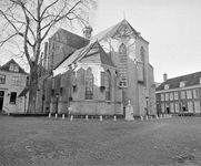 855682 Gezicht op het koor en de Dekenkapel van de Pieterskerk (Pieterskerkhof) te Utrecht, uit het zuidoosten.